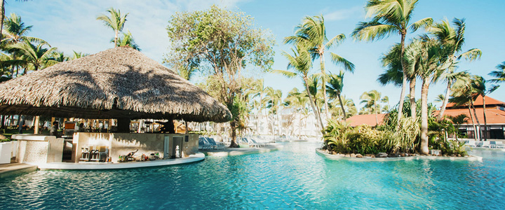 Natürliche Poolanlage des fünf Sterne Hotels Grand Bavaro Princess in der Dominikanischen Republik.