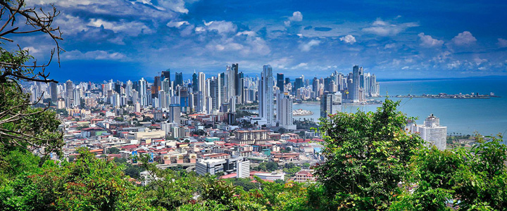 Vom Ancon-Hügel eröffnet sich der Blick auf die Skyline von Panama-Stadt. Vorne prägt üppiges Grün die Landschaft, dahinter ragen moderne Wolkenkratzer empor.