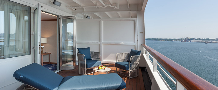 Vom Balkon der Vasco da Gama eröffnet sich über die Reling ein weiter Blick auf die vorbeiziehende Landschaft.